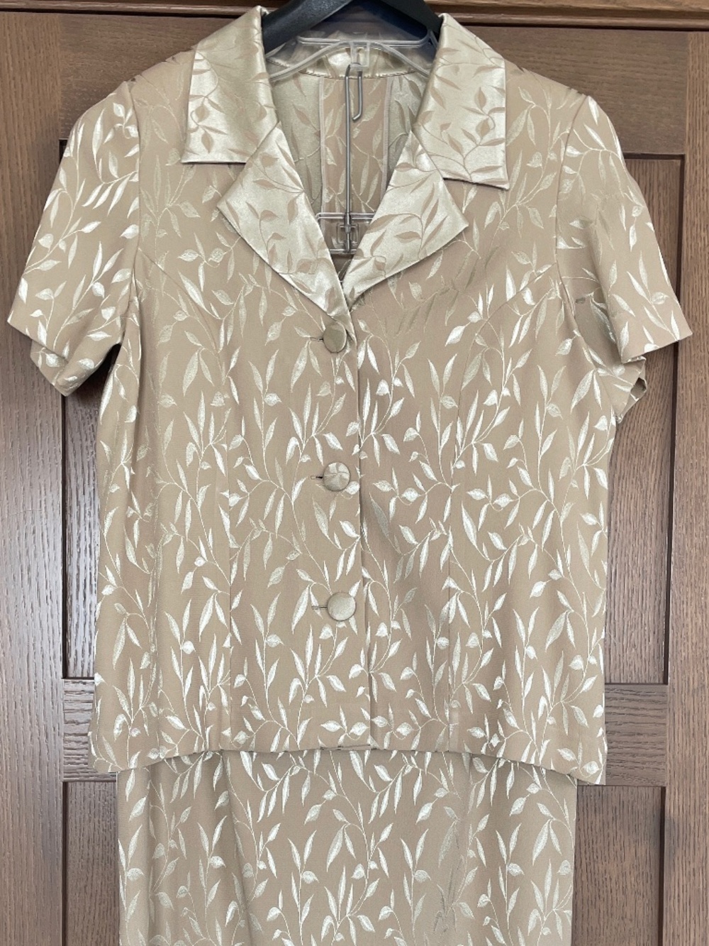 Women's beige skirt/blouse suit size 8/10. Skirt with kick pleat